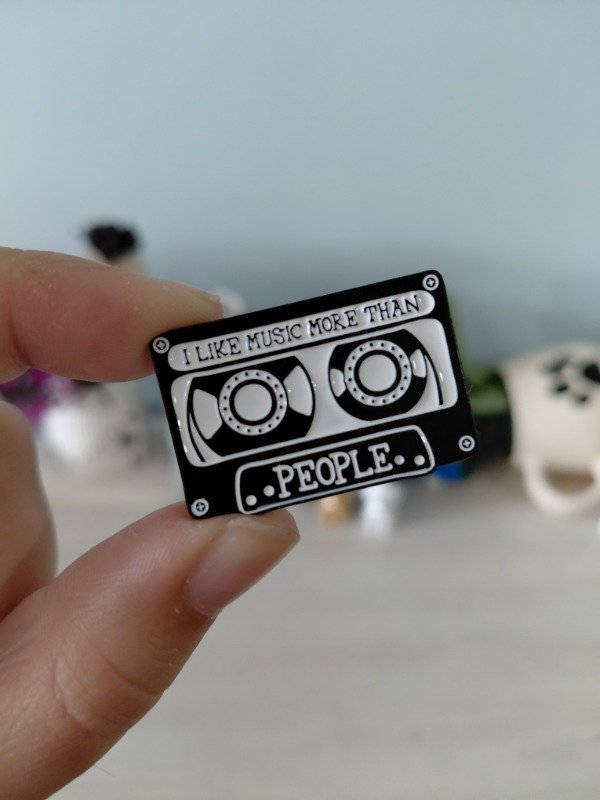Producto - Pin metalizado - Cassette ""I like music more than people" #1549