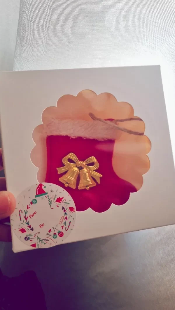 Producto - Cajita regalera navideña blanca con adorno de botita