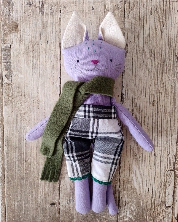 Producto - Gato Lila con Pantalón y Bufanda