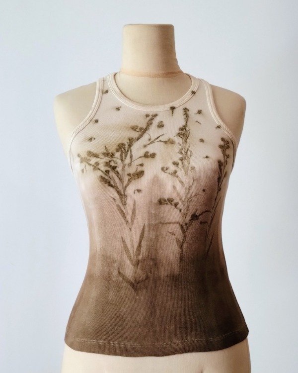 Producto - Musculosa - Estampa botánica + Teñido Ombré - Paleta Ocre