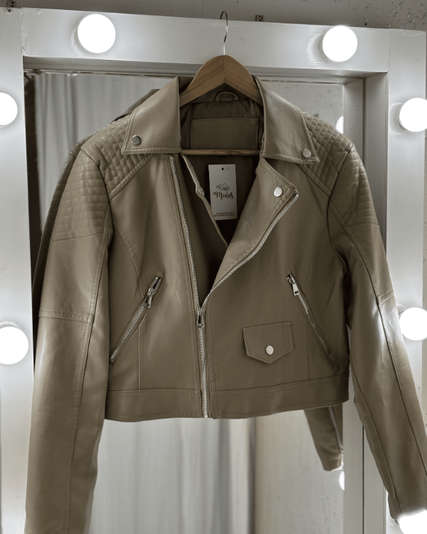 Producto - Campera engomada Cierres y Bolsillo Beige