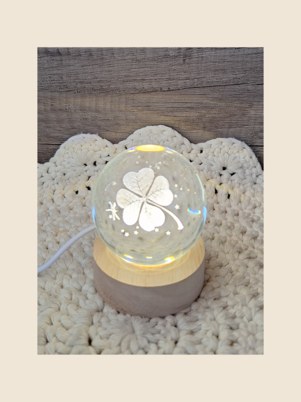 Producto - Lampara esfera 3D de vidrio "Trebol de la suerte"