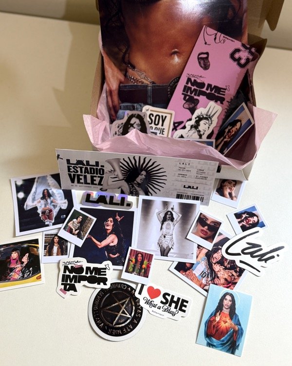 Producto - BOX LALI EN VÉLEZ - Box de stickers de Lali