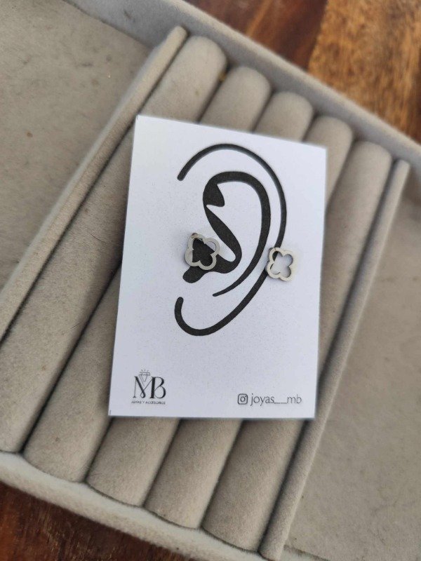 Producto - Aros mini trébol. Acero quirurgico.