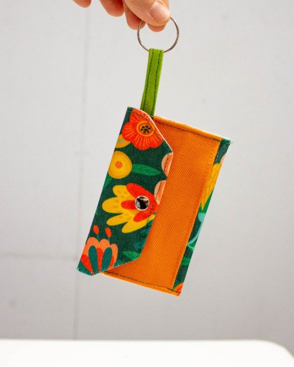 Producto - Tarjetero estampado fondo verde