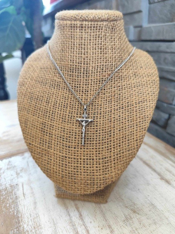 Producto - Collar cruz palito con cristo. Acero quirúrgico.