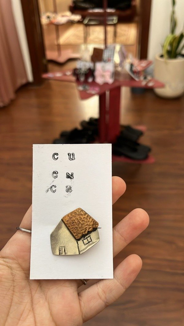 Producto - prendedor metalico casita