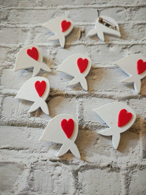 Producto - Pin pañuelo abuelas corazón. - 0