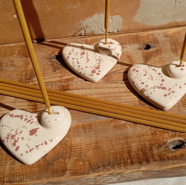 Producto - Porta Sahumerios de Cerámica "Corazón" + Sahumerios