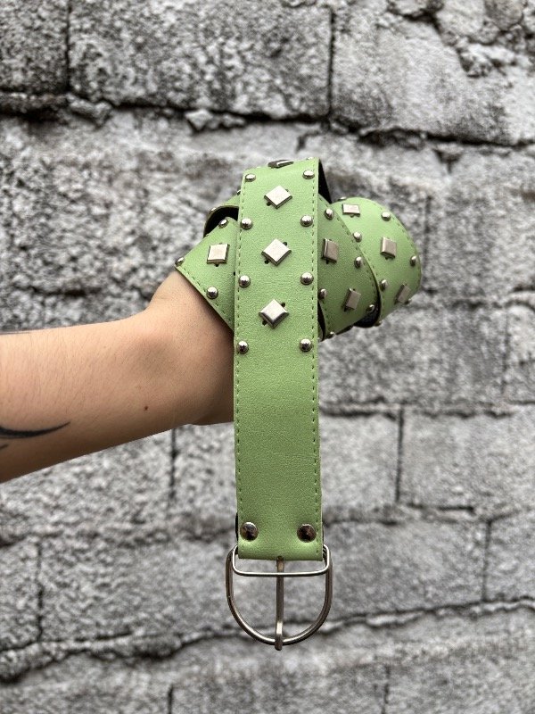 Producto - cinto cuero y tachas/ verde manzana