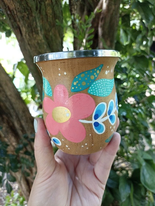 Producto - Mate camionero de algarrobo con virola de acero flores sobre madera - 1
