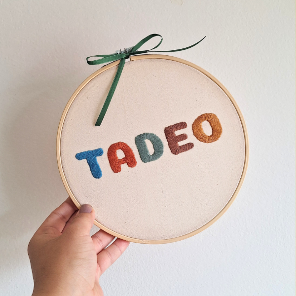 Producto - Bordado personalizado Nombre + detalles decorativos en bastidor de bambu (20 cm)