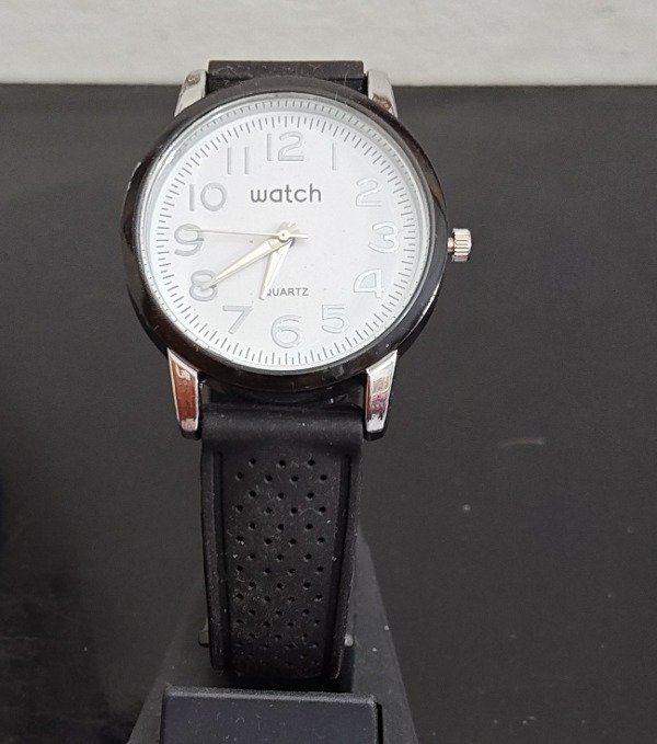 Producto - Reloj Negro con esfera blanca números grises malla cuero