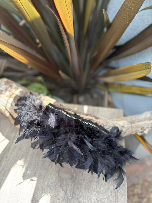 Producto - brazalete de plumas negro