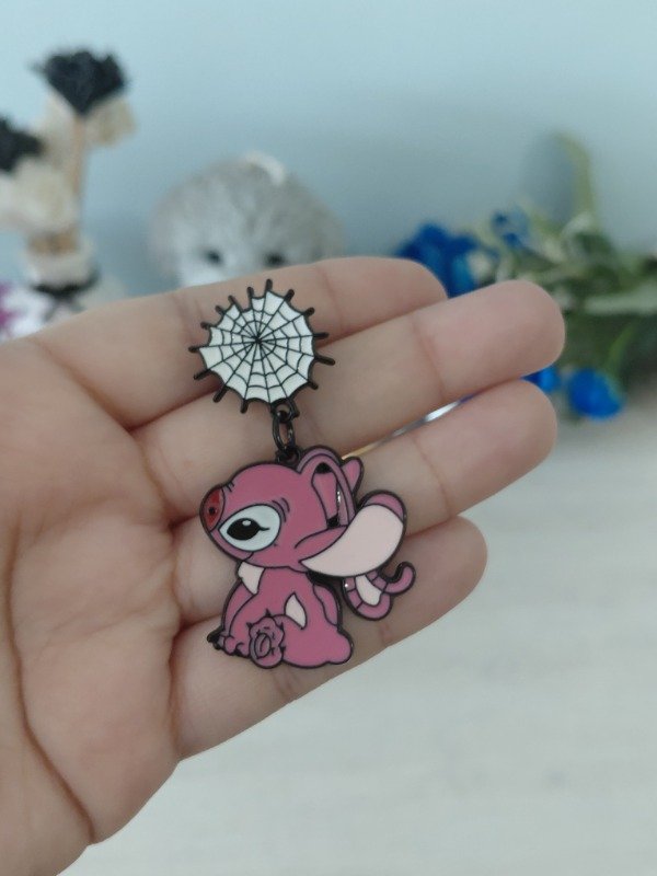 Producto - Pin metalizado - Ángela con colgante #1090