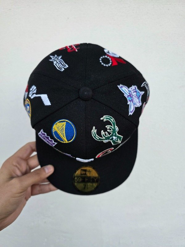 New era 59fifty black nba all over multi-patch talla 7 1/4 — imagen 4