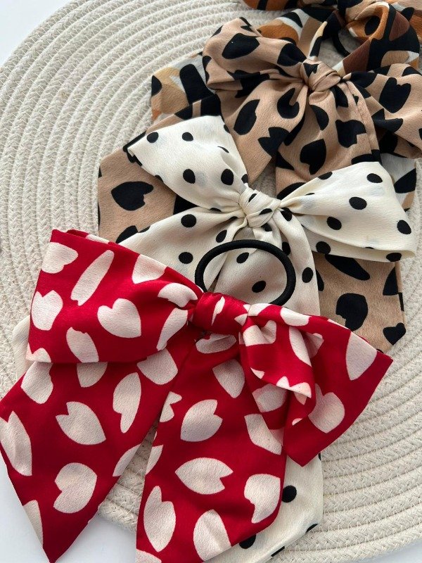 Producto - COLITA DE PELO CON MOÑO ROJO Y CORAZONES BLANCOS