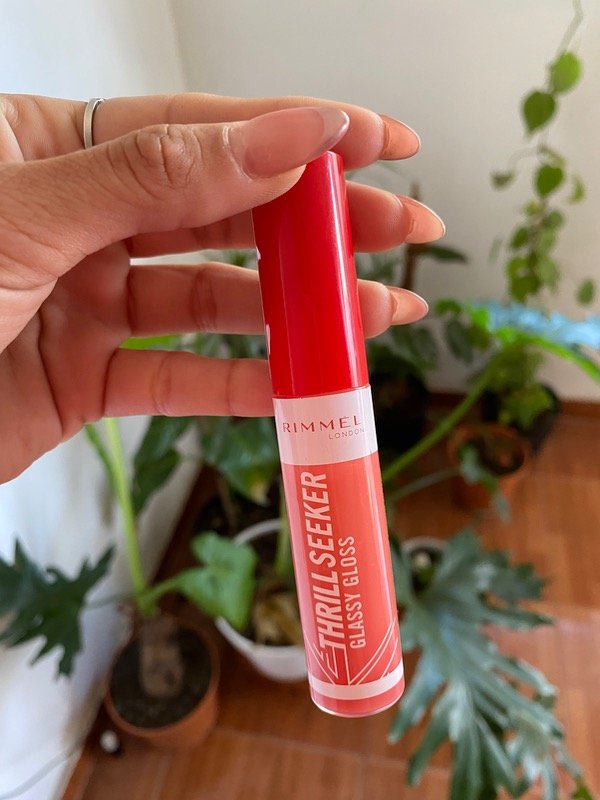 Producto - Labial Thrill Seeker Glassy Gloss Rimmel London(500 PINE TO THE APPLE)