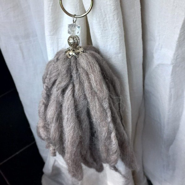 Producto - SUJETA CORTINAS CON BORLA "LEILA" GRIS