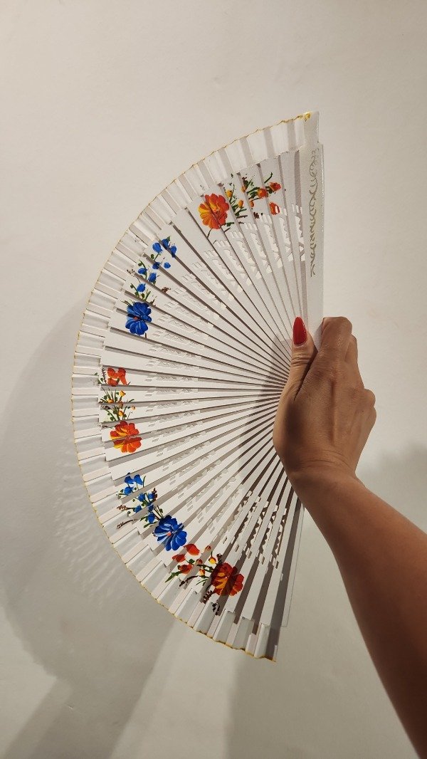 Producto - ABANICO BLANCOS CALADOS PINTADOS 23 CM