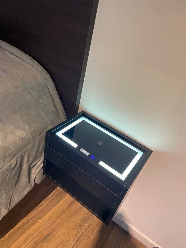 Producto - Mesita led flotante con hora y cargador inalámbrico