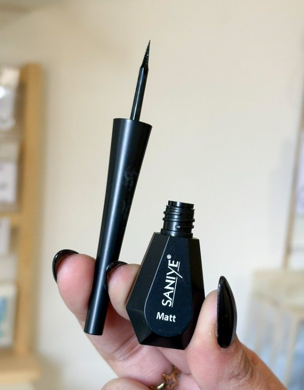 Producto - DELINEADOR LIQUIDO SANIYE