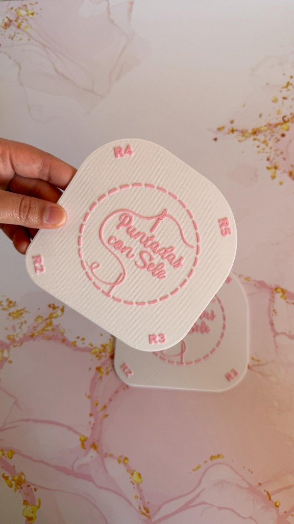 Producto - Regla de curvas blanca con letras rosa