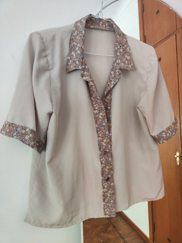 Camisa beige detalle flores
