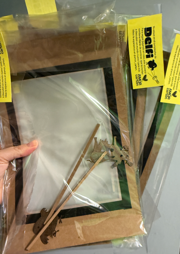 Producto - Souvenir con pantalla, dos títeres y linterna - 3