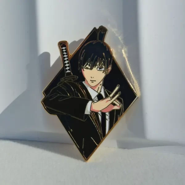 Producto - Pin Chainsaw Man rombo - Aki Hayakawa