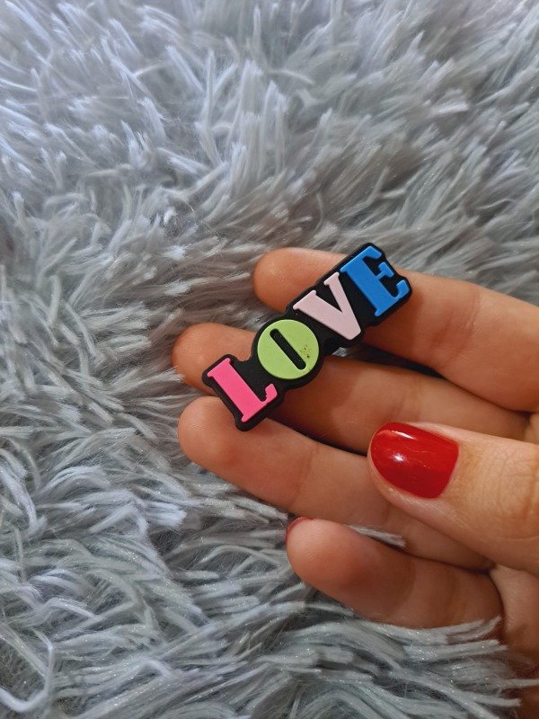 Producto - pin de crocs love
