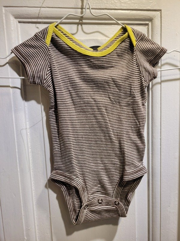 Producto - Body CARTER'S rayado marrón y nla co Talle 6 meses - PRECIO: 5X