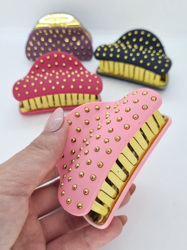 Producto - Broche plastico medio circ color mate puntos dorados