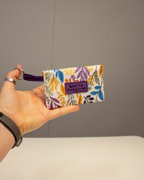 Producto - Tarjetero estampado hojitas fondo blanco