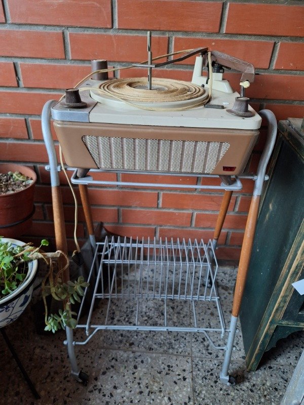 Producto - Tocadiscos Winer y mesita vintage