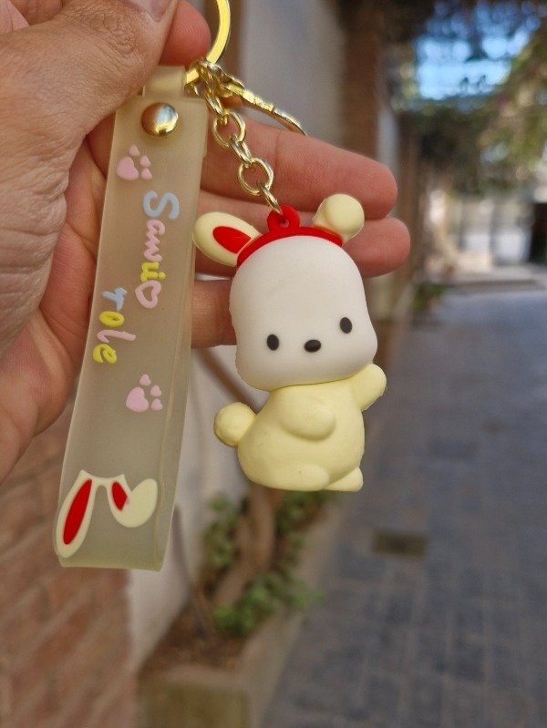 Producto - POCHACCO SANRIO - LLAVERO GOMA VINCHA ROJA