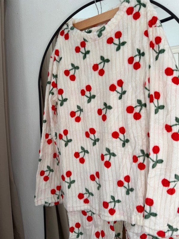 Producto - Pijama polar soft cerezas