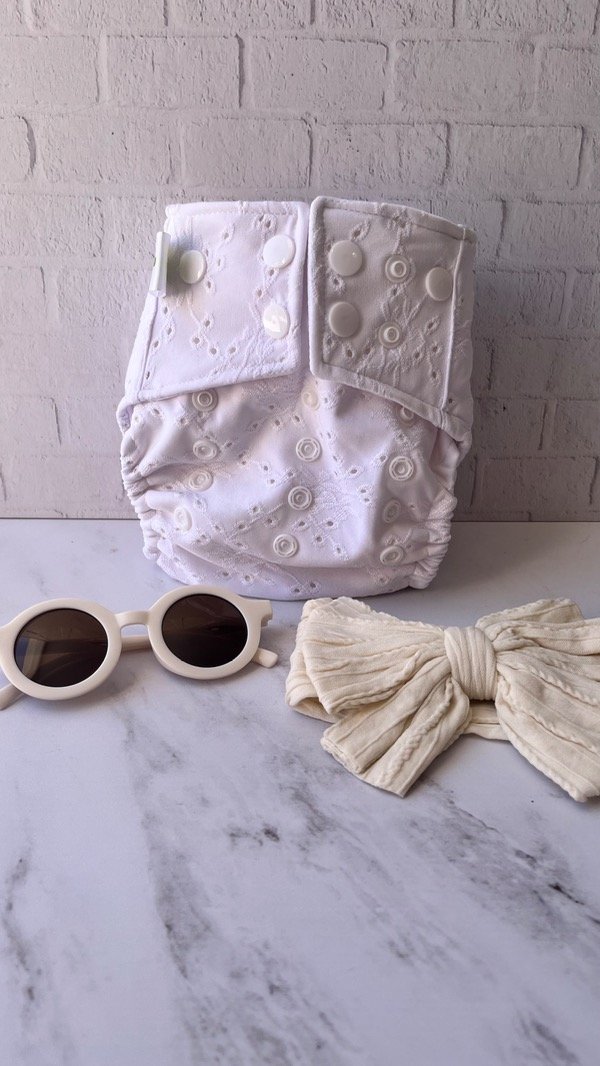 Producto - Pañal de Broderie + PUL Importado con Accesorios blanco