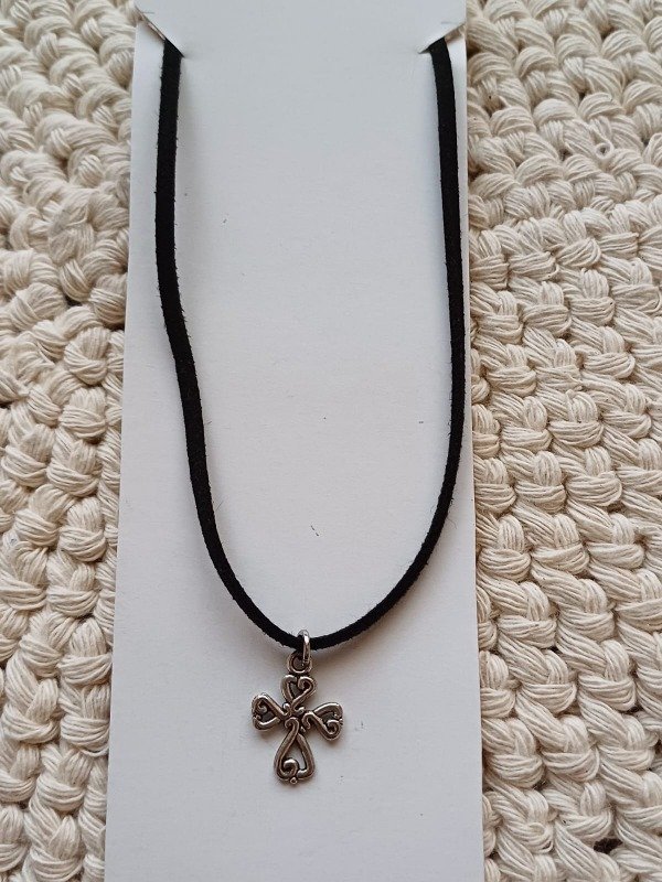 Producto - Collar gamuza corto cruz calada