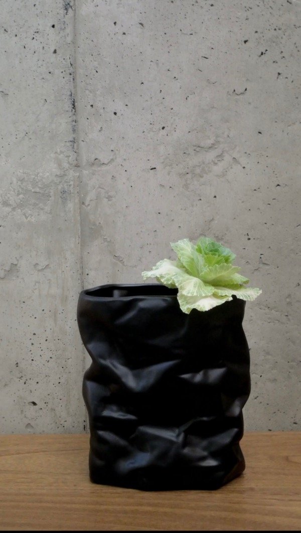 Producto - Florero negro diseño arrugado