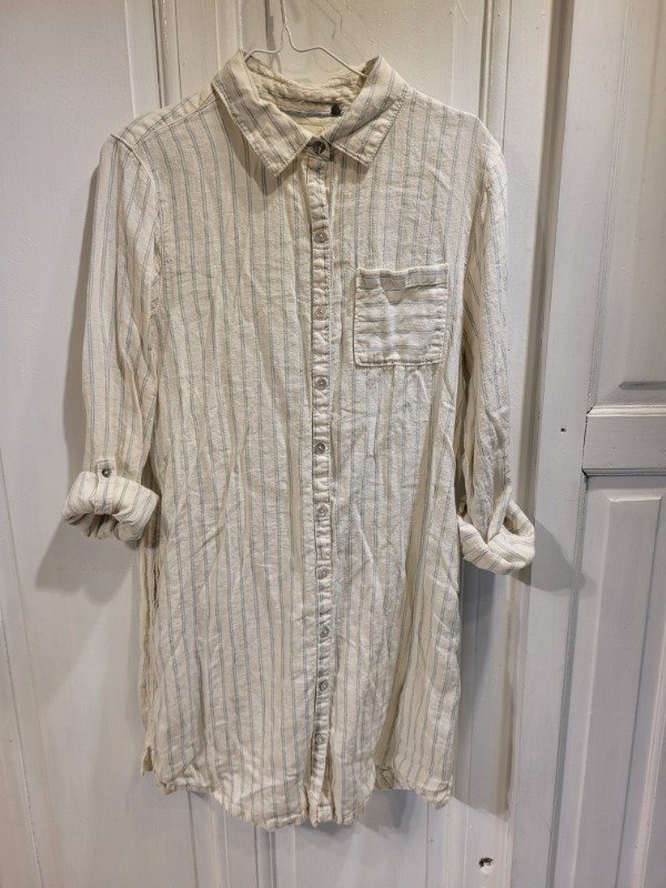Producto - Camisa CyC blanca lineas celestes larga- Talle M- PRECIO: 48X