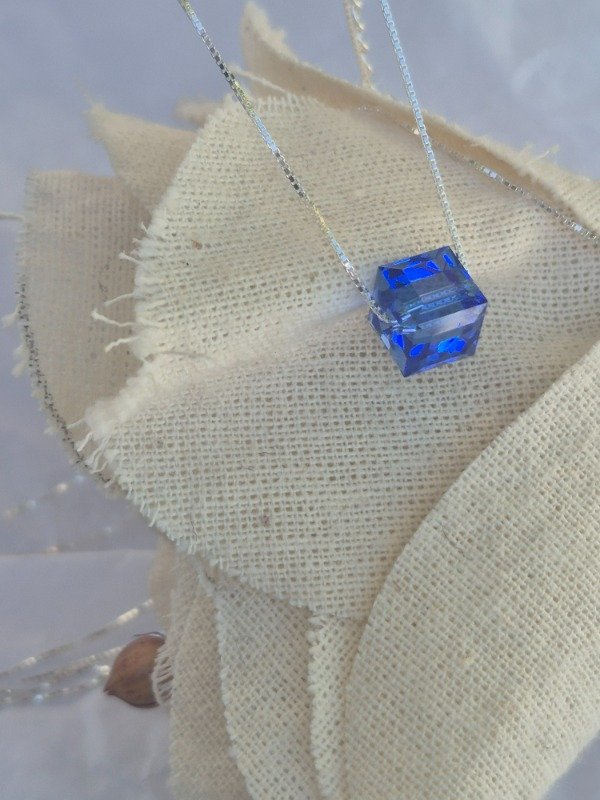 Producto - Collar con cubo cristal Sw - 9
