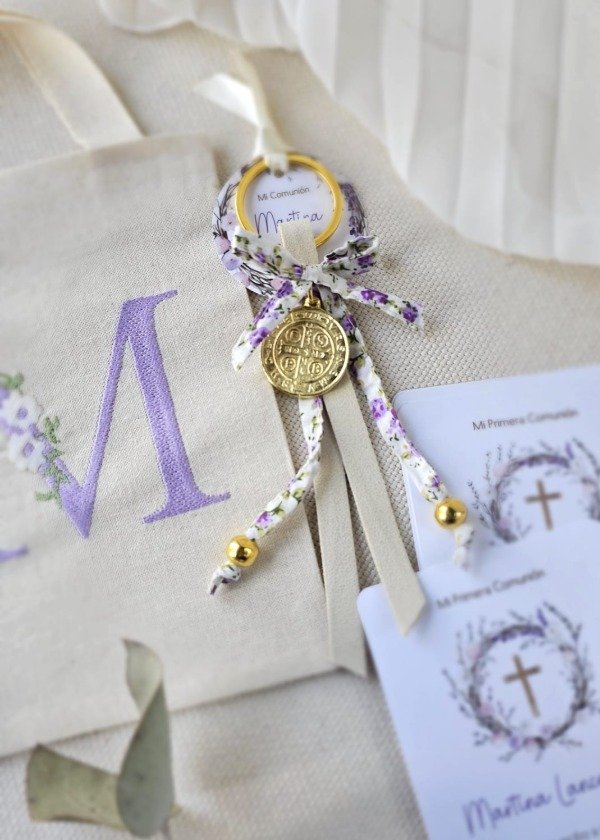 Producto - Kit Tag Eloise con Llavero cinta floral y medalla protectora + Estampita Eloise