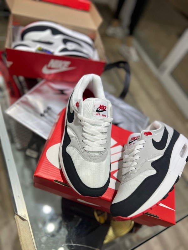 Producto - Zapatillas Nike Air max 1 negra detalles rojo