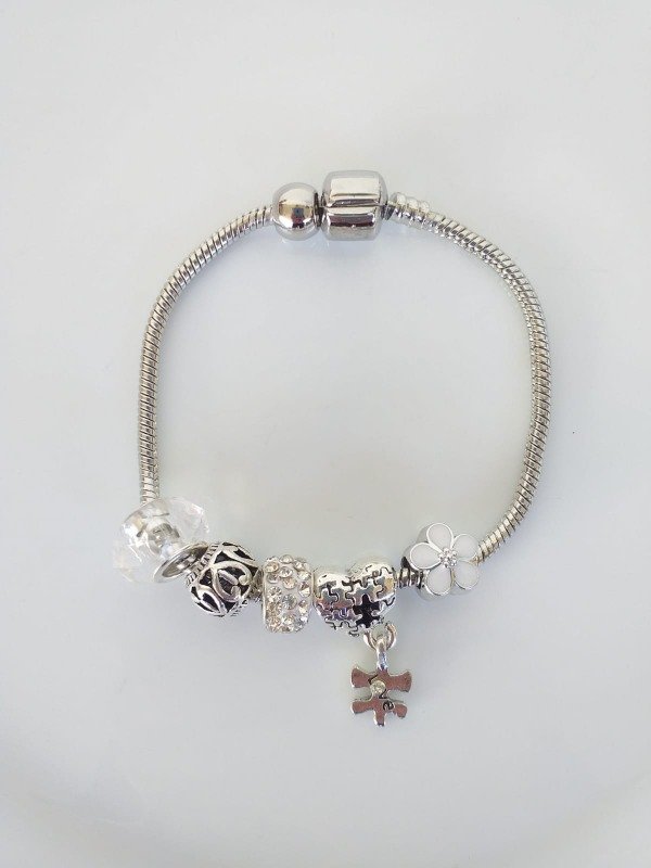 Producto - AQP0111 Pandora Flor Esmaltada Blanca con Charms