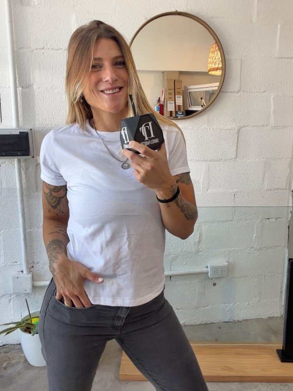 Producto - Remeras Básicas Cuello C y Escote V