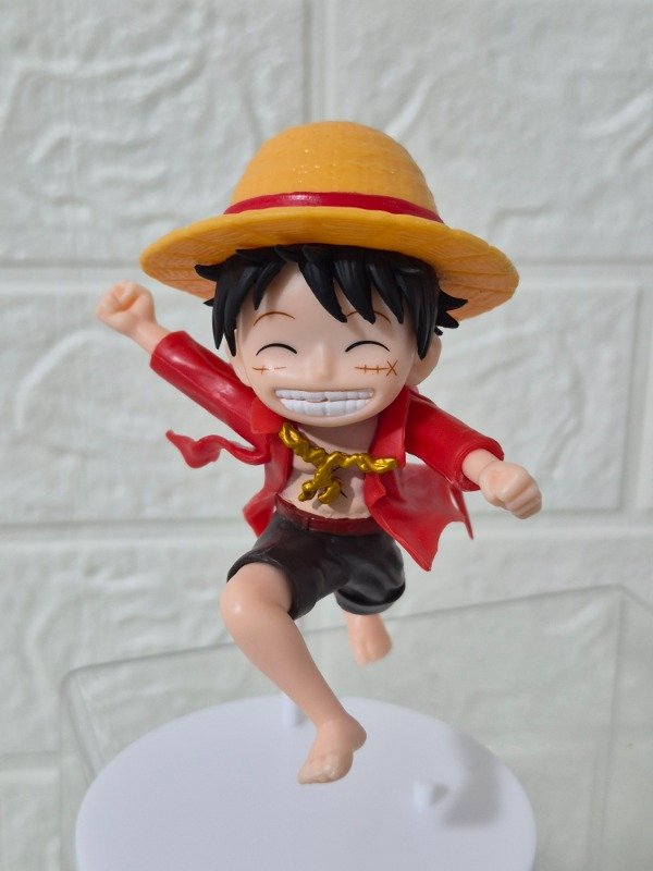 Producto - Figura Monkey D. Luffy One Piece sentado 8 cm con corriendo 02
