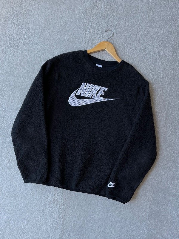 Producto - CREWNECK SHERPA NIKE BIG LOGO SPORTSWEAR ESSENTIALS FULL BLACK (M)