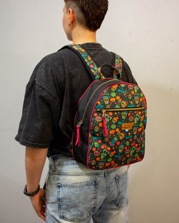 Producto - Mochila QUINTRAL estampado calaveras coloridas