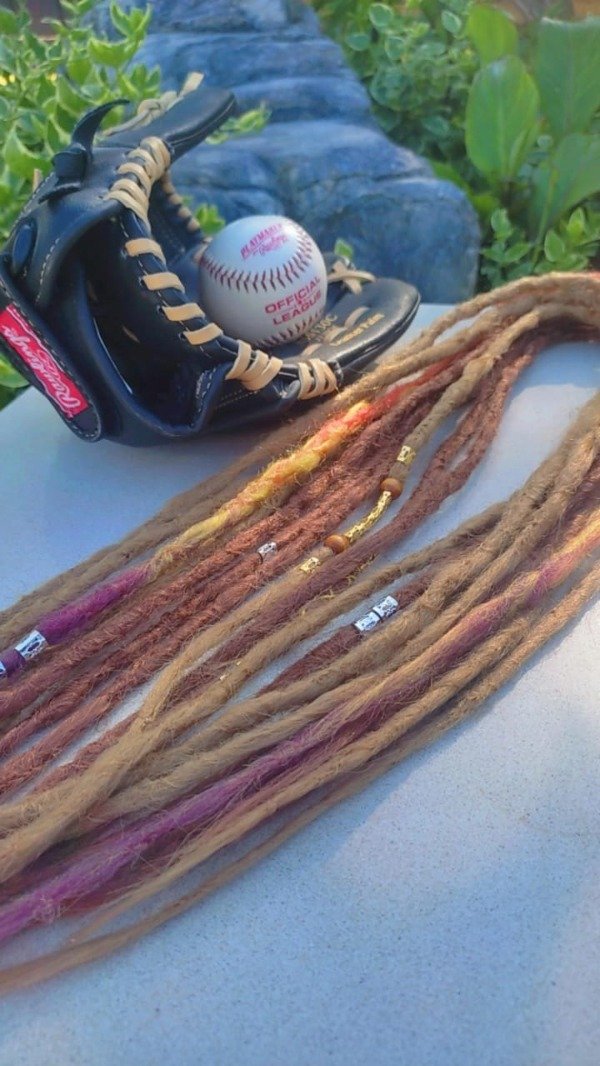 Producto - Set de 10 rastas rubio y caramelo con rasta de regalo de colores
